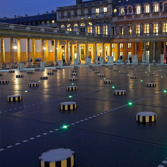 Les Deux Plateaux du Palais-Royal à Paris, une œuvre sublimée par la LED