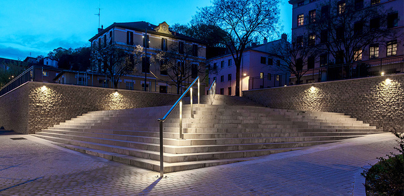 Montée piétonne avec des 4240-Havre au mur et une main courante, Caluire Saint-Clair